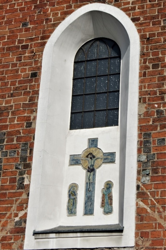 Gotyckie okno częściowo zamurowana w związku z budową kaplic. Fot. KMW 2019