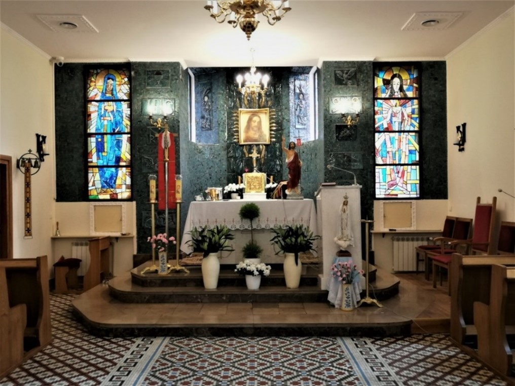 Ołtarz główny w kościele Świętego Grzegorza na cmentarz wolskim. Symbole ewangelistów. Ze zbiorów Hanny Kaniasty.