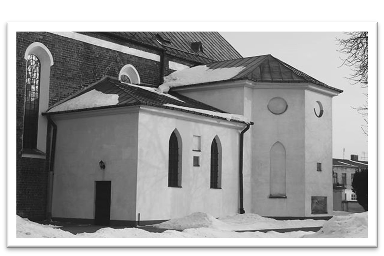 Kaplica szewców i druga, większa, Matki Bożej Różańcowej z widoczną płytą Karśnickiej