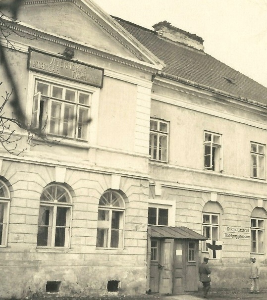 Łowickie żeńskie gimnazjum w 1915 r. mieściło się przed I WS w budynku obecnego starostwa. Budynek został przejęty przez władze wojskowe niemieckie.