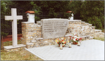 Pomnik na grobie zamordowanych wielkopolskich harcerzy w Łowiczu przy ulicy Nadbzurzańskiej