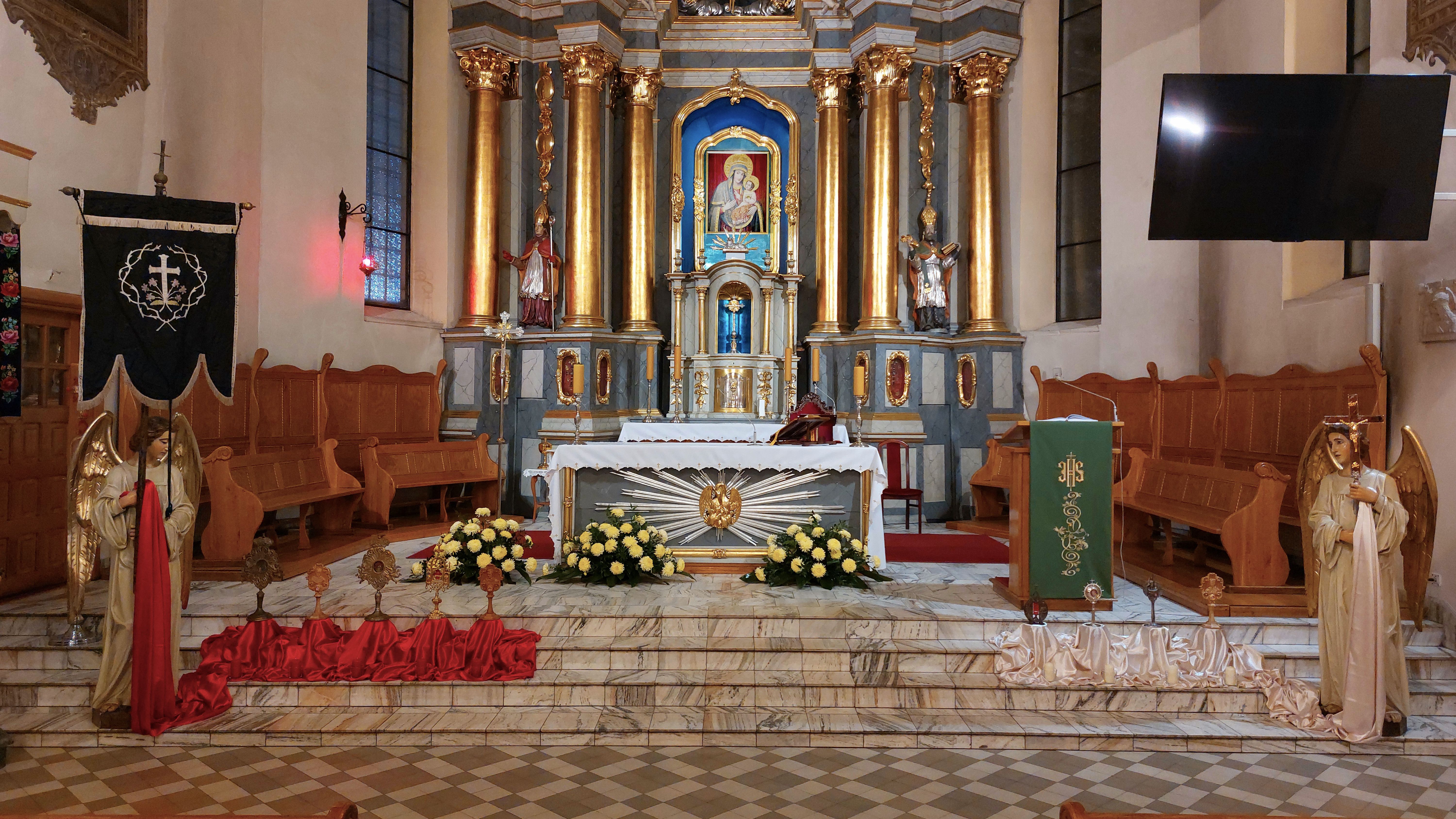 Dekoracja ołtarza na uroczystość Wszystkich Świętych w kościele pw. Świętego Ducha w Łowiczu